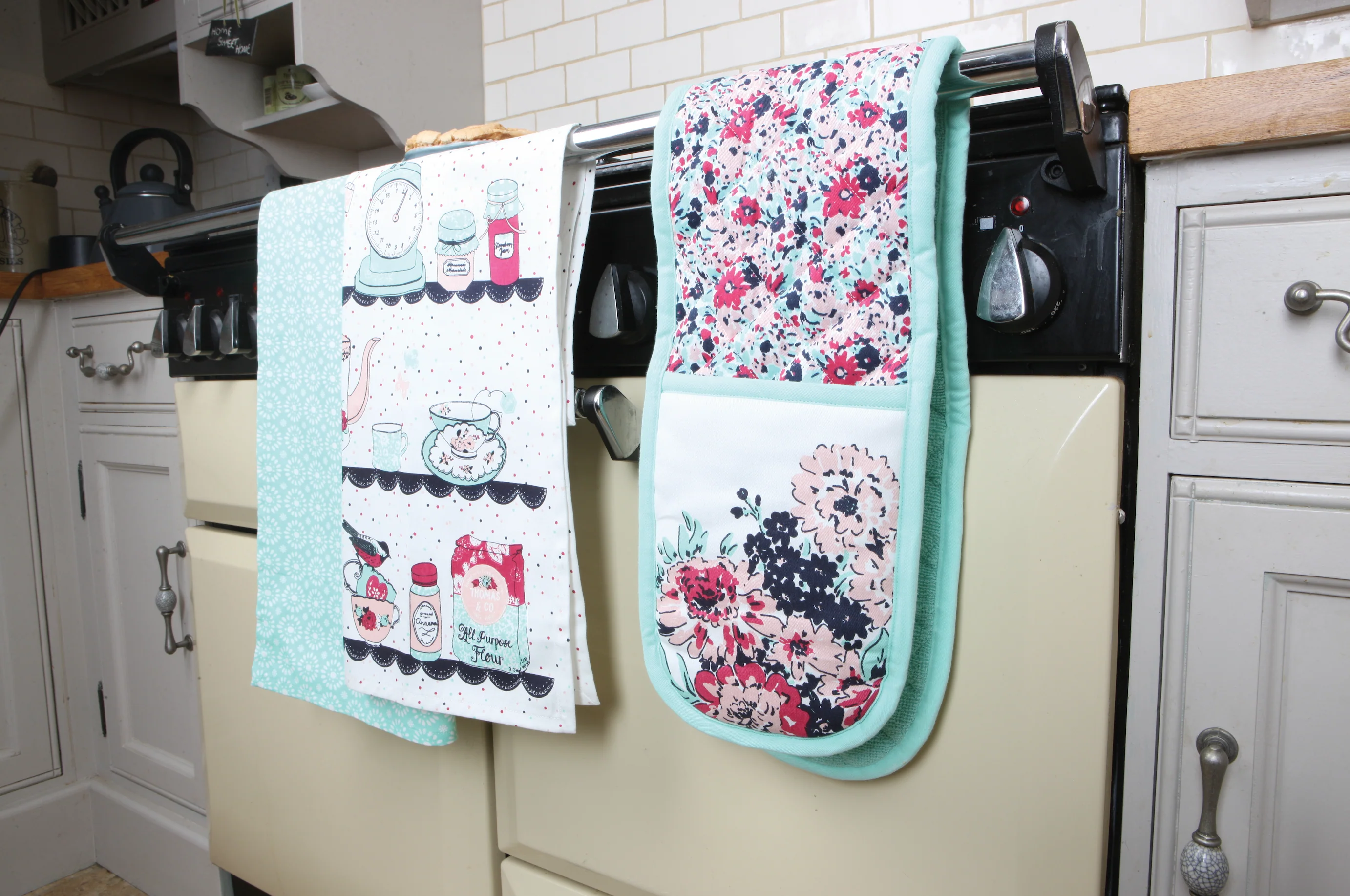 Ashley Thomas Double Oven Gloves - Image 3
